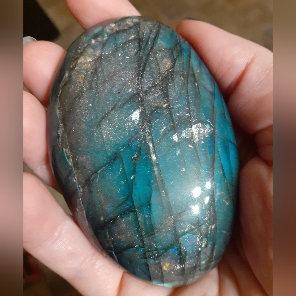 Large Labradorite Palmstone - Picture 6 of 6